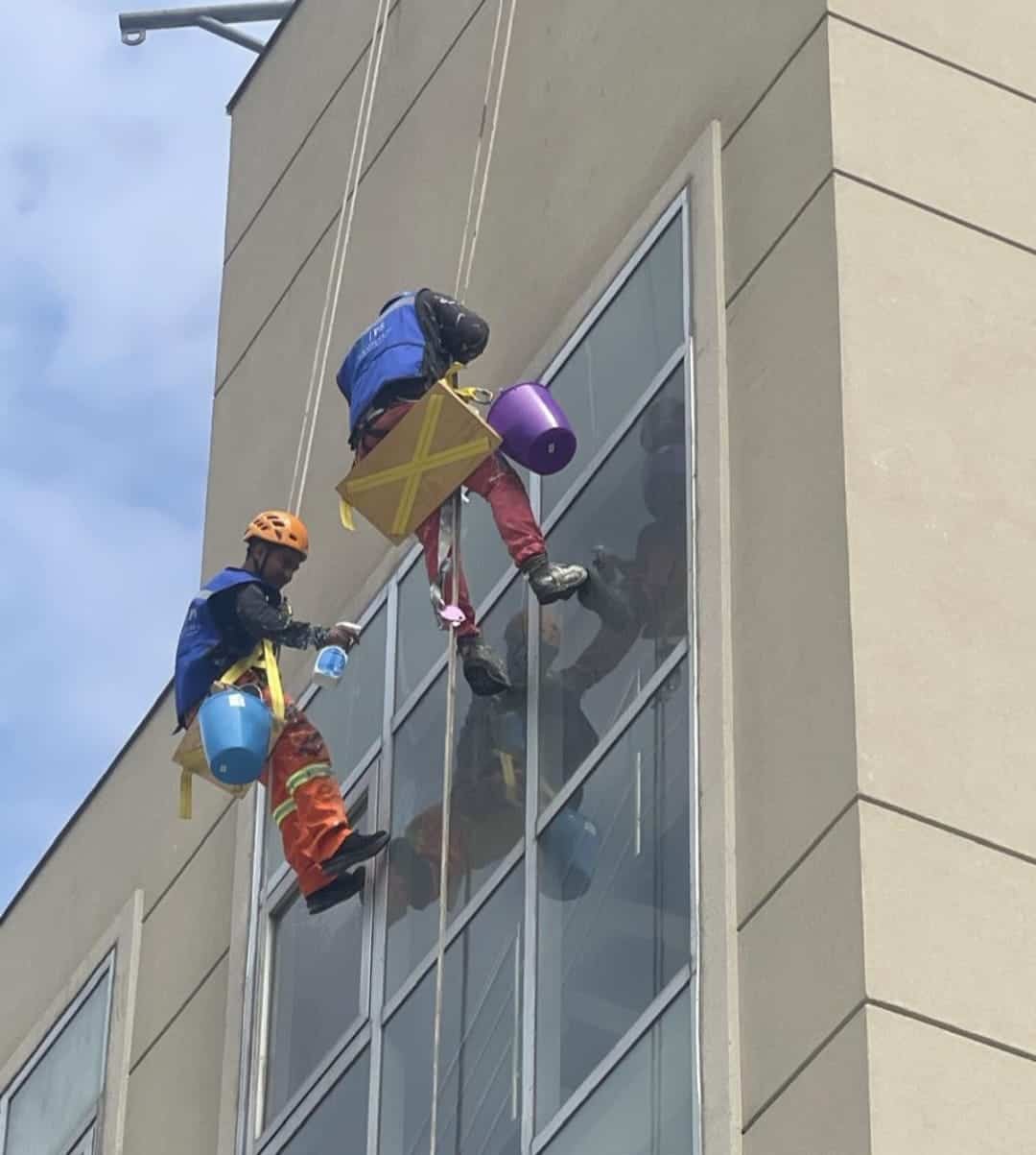 Lavado de vidrios y sellados de ventanas