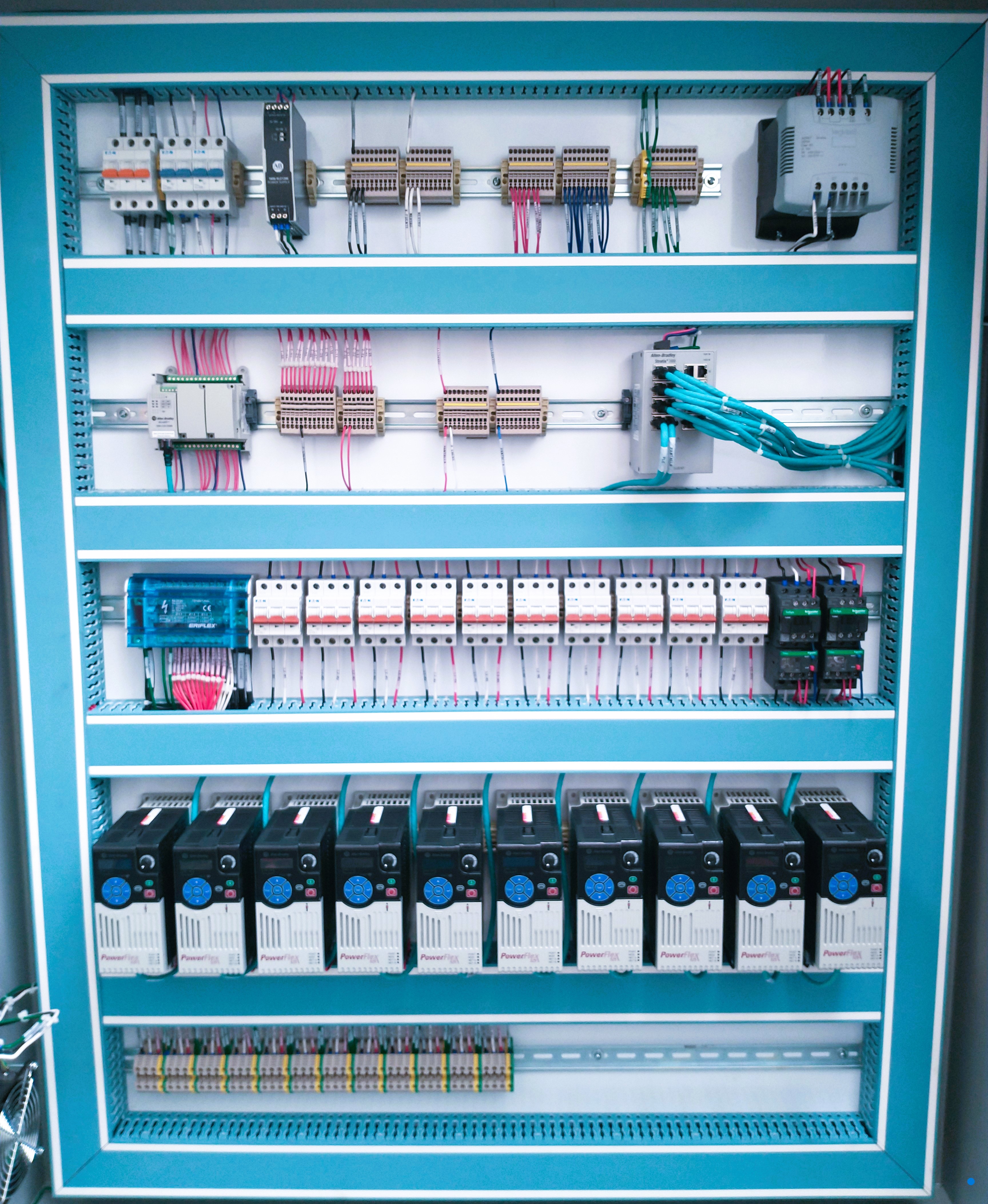 Tablero de control para 12 motores A 440 VAC