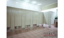 Mamparas al piso con refuerzo de lámina galvanizada bonderizada Sanilock