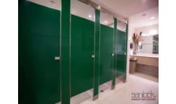 Mamparas al piso con refuerzo de lámina de acero porcelanizado SANILOCK