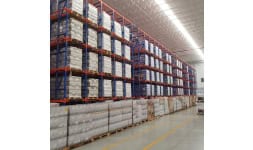 Sistema de almacenaje hasta cuatro tarimas por carril - Maesa Servicios Logísticos
