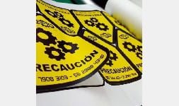 Etiquetas suajadas de precaución