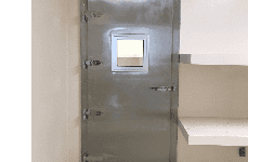 Puertas abatibles dobles para refrigeracion - Seal Dock Sellos y Equipos para Andén