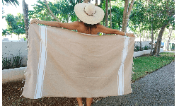 Toalla con logotipo  FOUTA práctica y liviana, 100% algodón