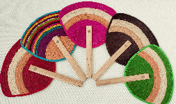 Abanicos artesanales de palma y madera colores