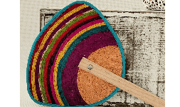 Abanicos artesanales de palma y madera colores