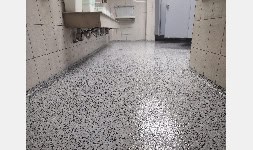 Piso epoxico hojueleado